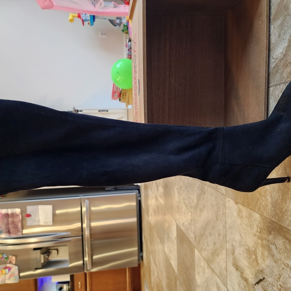 Elegant Black Women's Boots - Picture 1 of 4